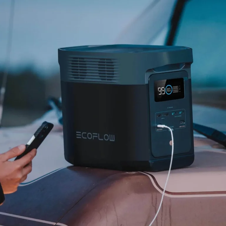 EcoFlow DELTA 2 на капоте авто заряжает смартфон через USB-C