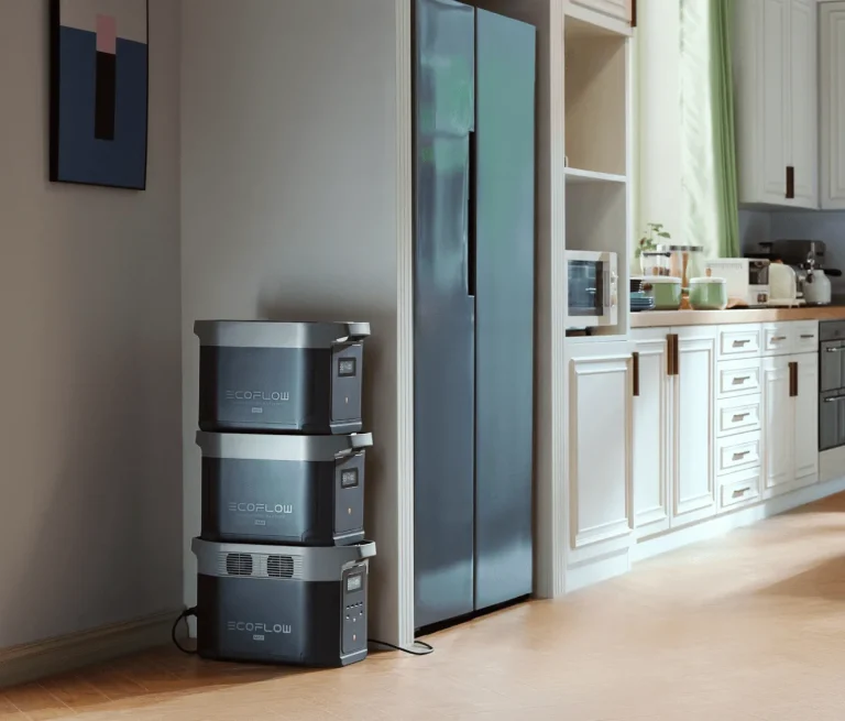 Станция EcoFlow DELTA 2 Max и две батареи DELTA 2 Max Smart Extra Battery одна на другой возле холодильника