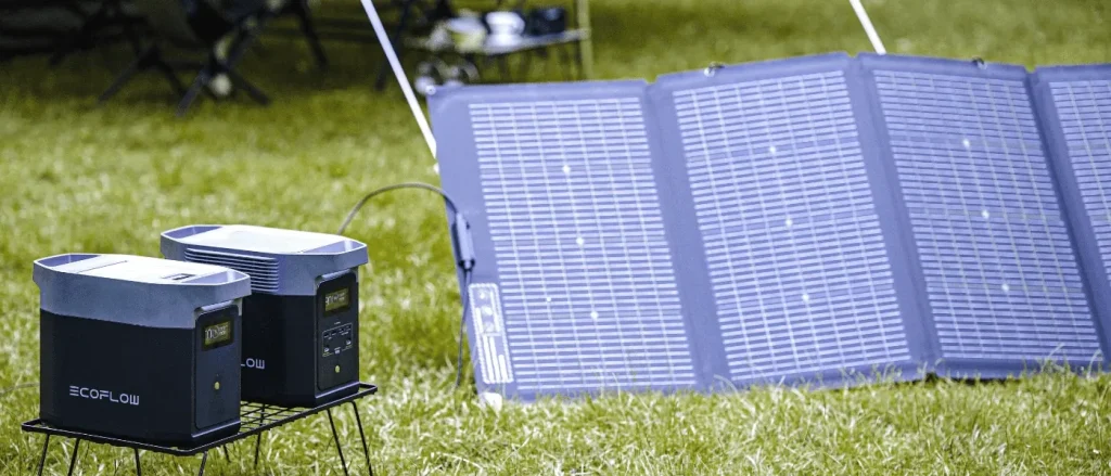 Батарея розширення DELTA 2 Smart Extra Battery поруч зі станцією EcoFlow DELTA 2, яку заряджає сонячна панель