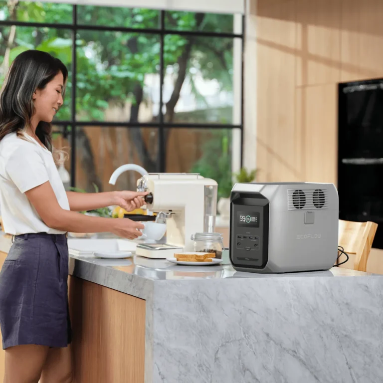 Серебристая зарядная станция EcoFlow DELTA 3 1500 на кухонной столешнице рядом с кофеваркой