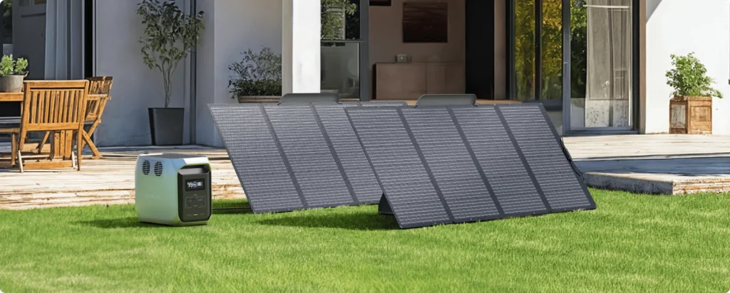 EcoFlow DELTA 3 1500 на газоне возле дома заряжается от солнечных панелей EcoFlow