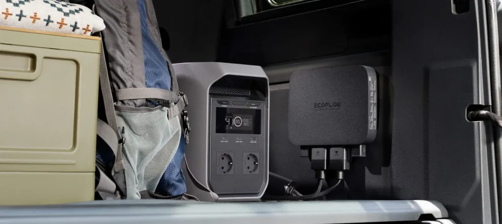 EcoFlow DELTA 3 Classic у багажнику автомобіля поруч із зарядним пристроєм EcoFlow Alternator Charger
