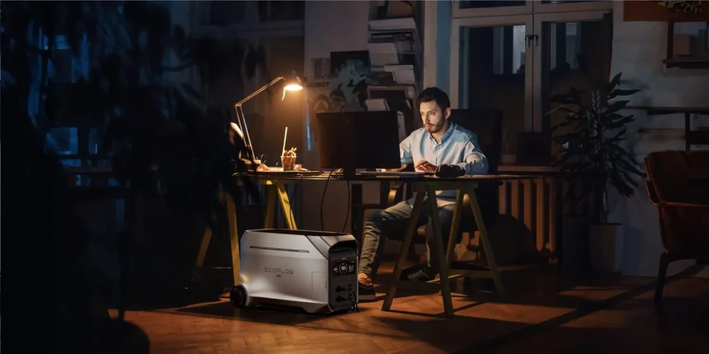 Зарядна станція EcoFlow DELTA Pro 3 живить комп'ютер і настільну лампу в кабінеті ввечері