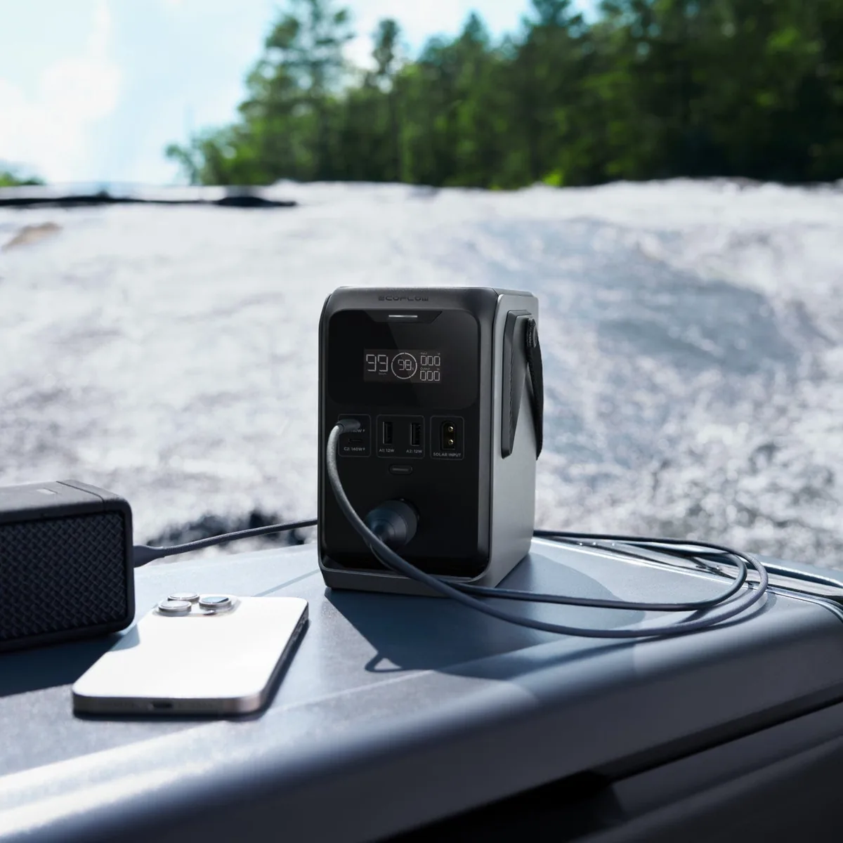 EcoFlow TRAIL 300 DC на даху автомобіля заряджає смартфон через USB-C
