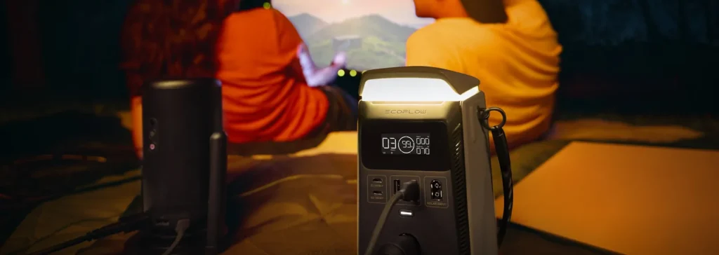 EcoFlow TRAIL Plus 300 DC у наметі освітлює простір і живить портативну колонку
